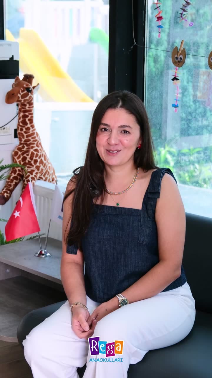 B. Akyol okul girişinde kameraya bakıyor